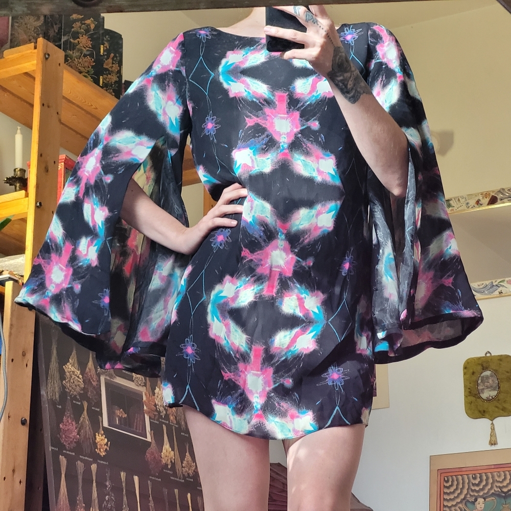 Halston Heritage 100 % Silk Open Flare Sleeves Mini Dress - Size 6